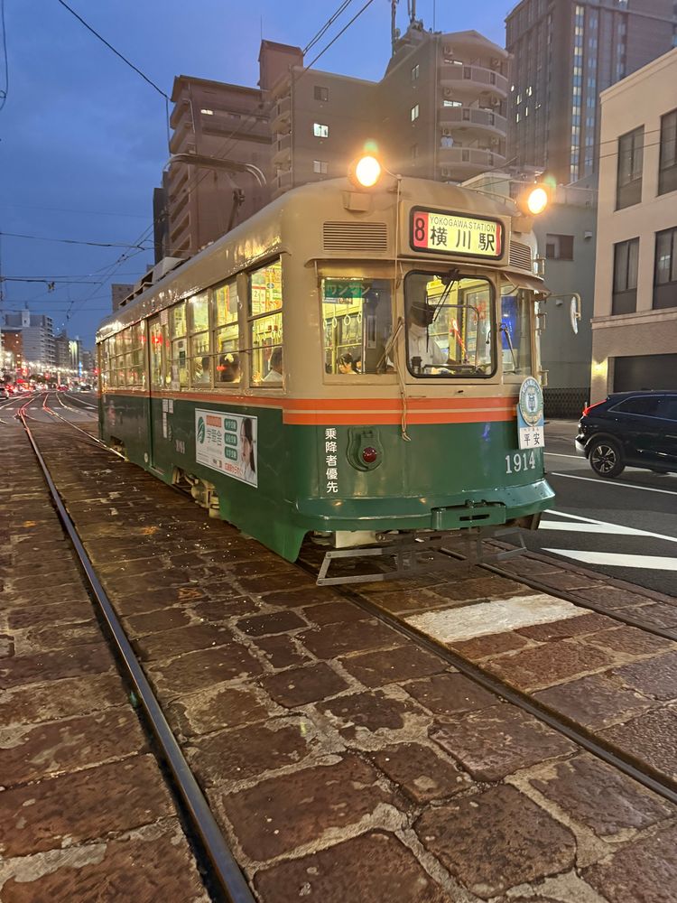 Bild einer sehr alten Straßenbahn in Hiroshima mit Modellnummer (nicht Baujahr) 1914. Die drei Bahnen (651-653), die die Bombe überlebt haben und noch in Betrieb sind, hab ich leider nicht erwischt.