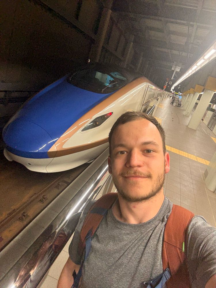 Selfie von mir vor einem blauen Shinkansen Zug