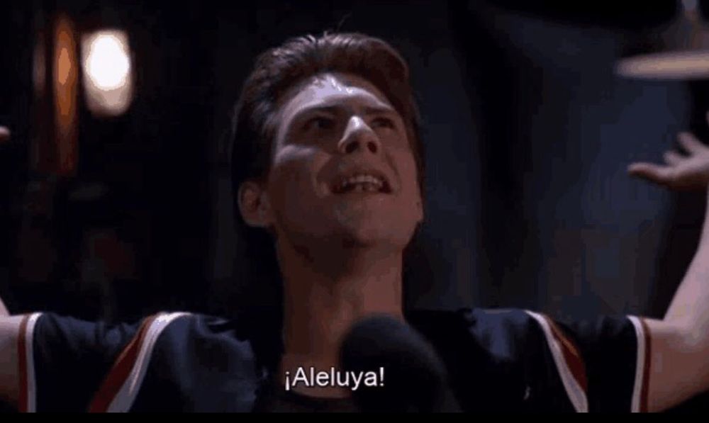 A person with raised arms and an expressive face appears to be celebrating or relieved. The subtitle reads “¡Aleluya!” 