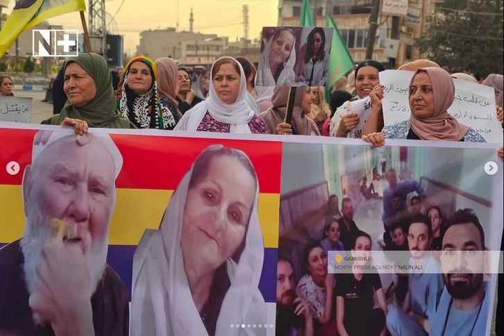 Mehrere Frauen auf einer Demonstration. Vorne halten sie ein großes Banner mit einem Abbild des älteren Drusen, dem der Schnurrbart abrasiert wird. Daneben eine Frau. Hinter ihnen die Flagge der Drus*innen in rot, gelb, blau. Rechts eine Aufnahme eines Flurs eines Krankenhauses mit medizinischem Personal, was zur Kamera schaut.

Oben links Logo von "N+", unten rechts "Qamishli North Press Agency / Nalin Ali".