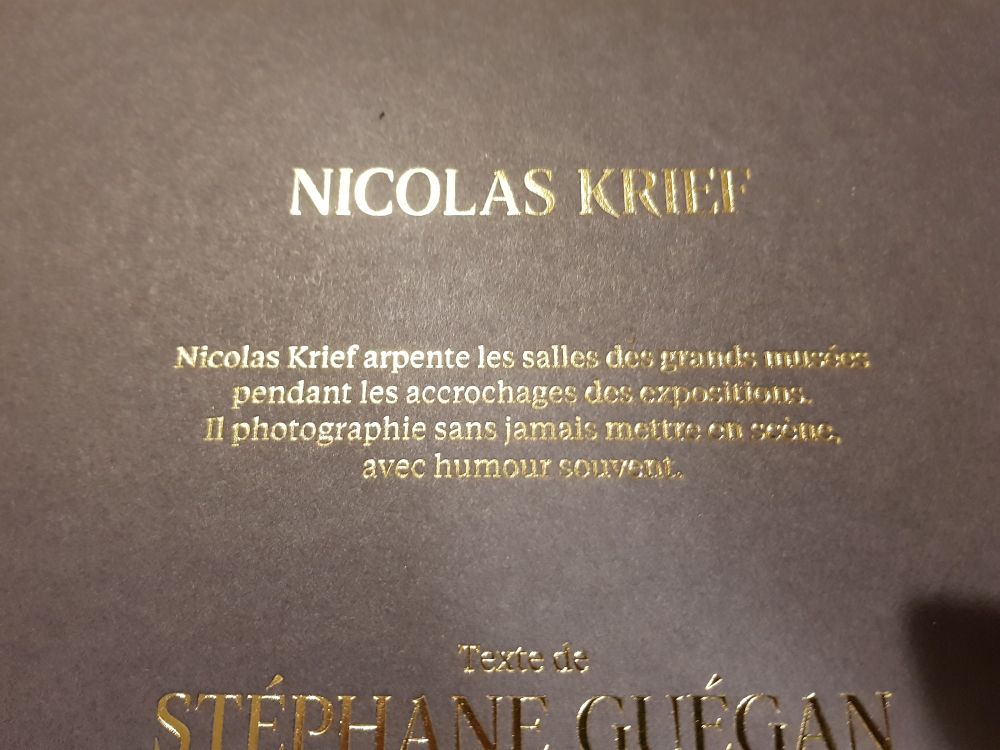 4e de couv. : " Nicolas Krief arpente les salles des grands musées pendant les accrochages des expositions. Il photographie sans jamais mettre en scène,  avec humour souvent"

