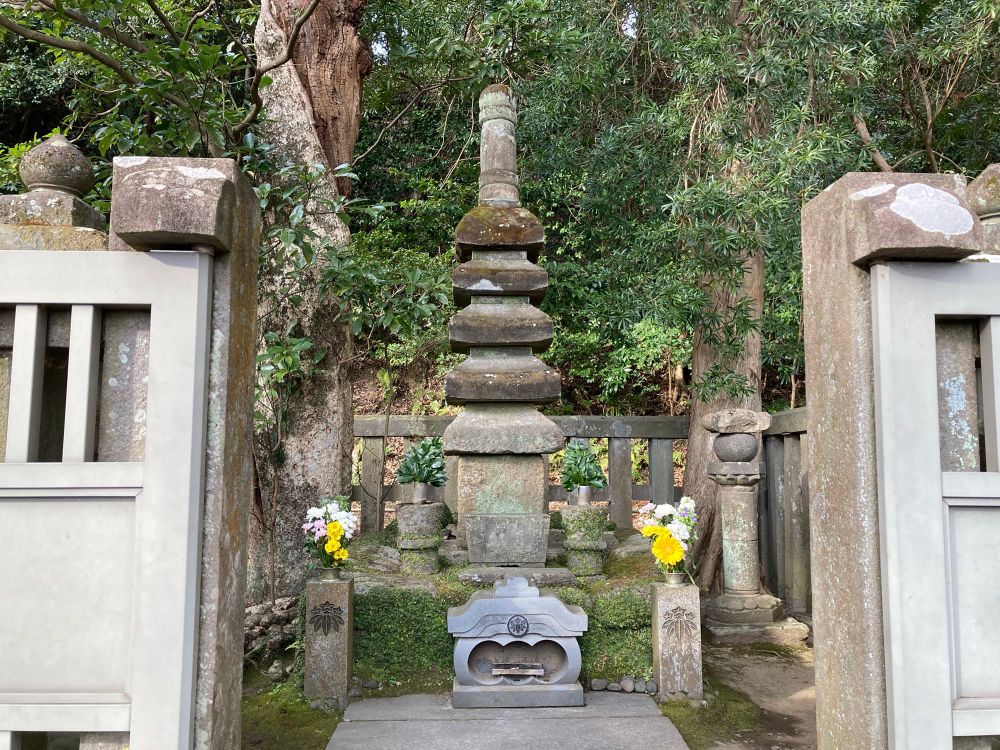 白旗神社の源頼朝の墓/鎌倉市