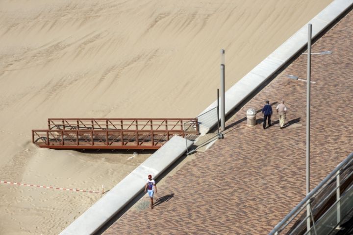 Vue aérienne de digue le long d'une plage