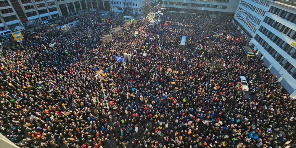 Willy-Brandt-Platz überfüllt: Nürnberg geht gegen Rechtsextremismus auf die Straße