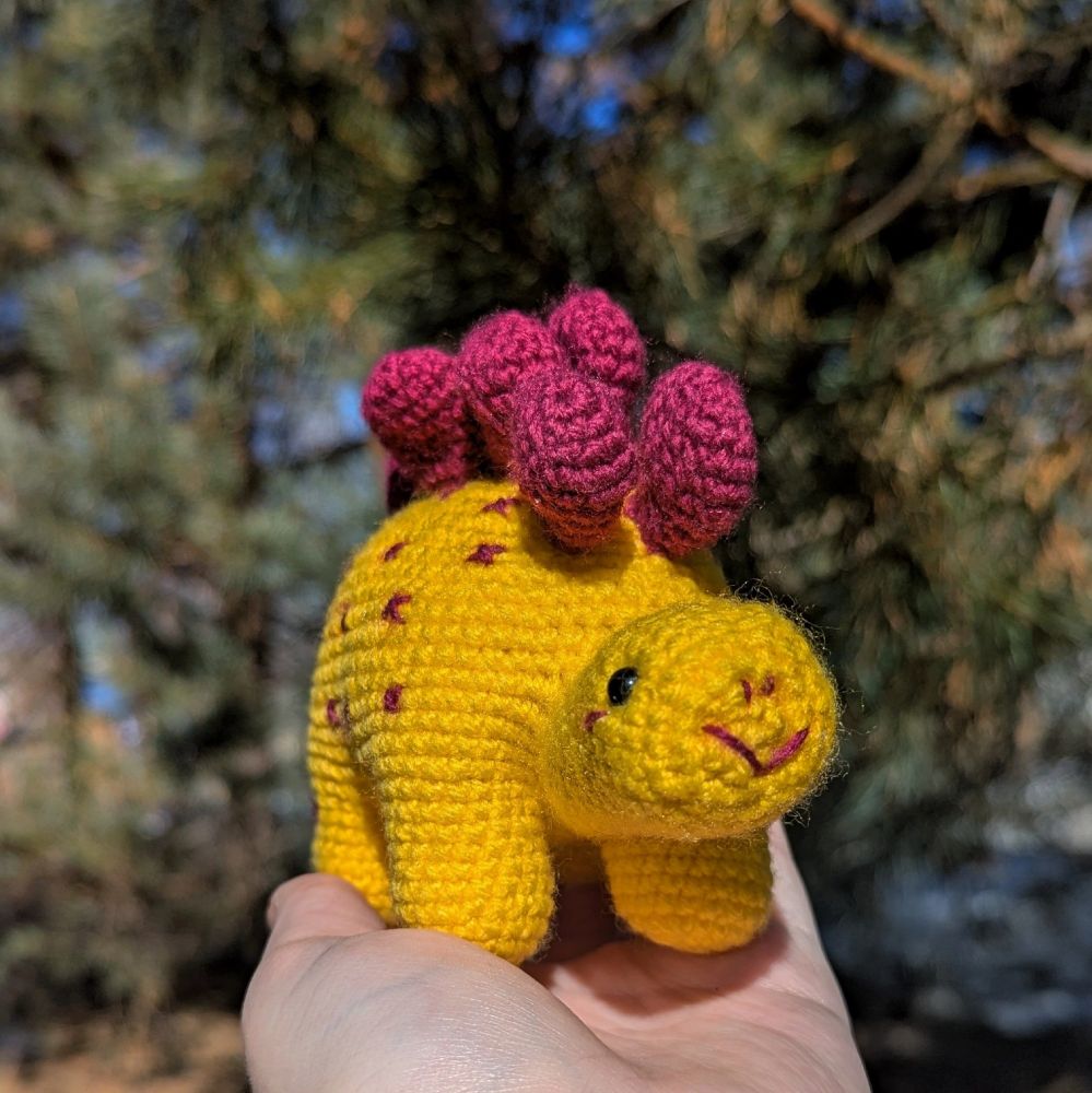 crochet stegosaurus front view :>