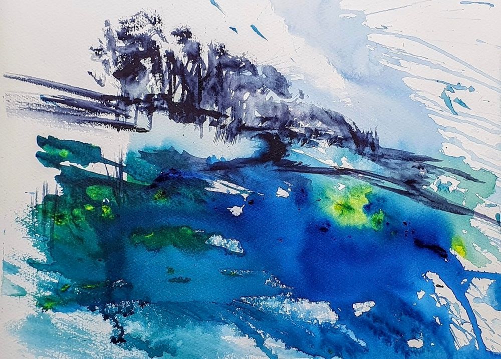 Aquarell viele Blautöne mit weiß unterbrochen, etwas Grün, im Hintergrund dunkelviolett fast schwarze skizzierte bäume