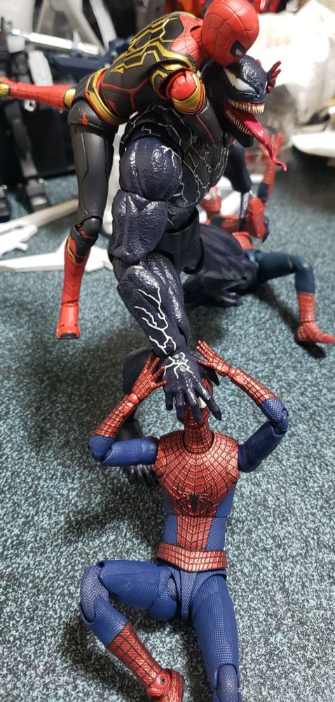 足捕まれて、頭捕まれて、クビ絞められてるけど、この余裕感が出るの好き