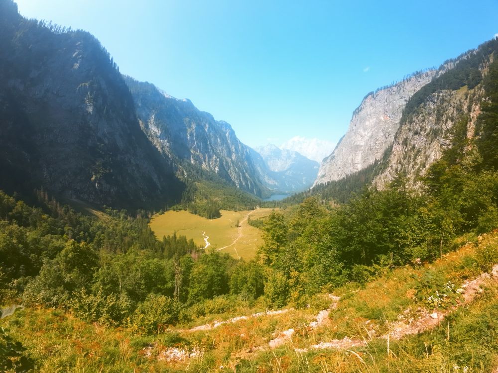 Blick durch ein Tal mit Bergen an dessen Ende sich der Obersee befindet