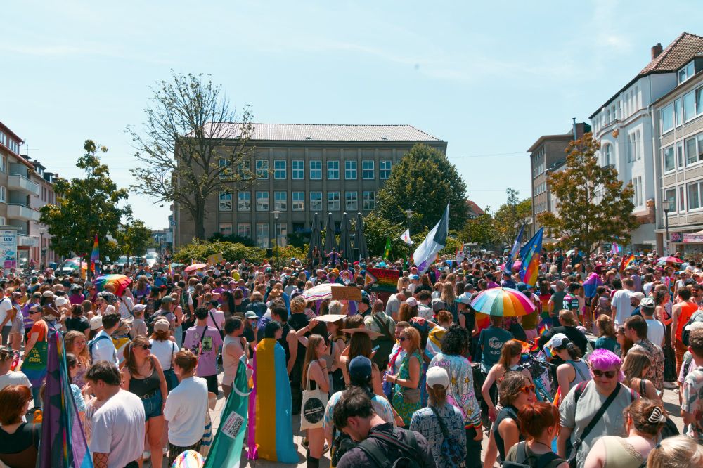 Blick über die zahllosen Menschen bei der Auftaktkundgebung