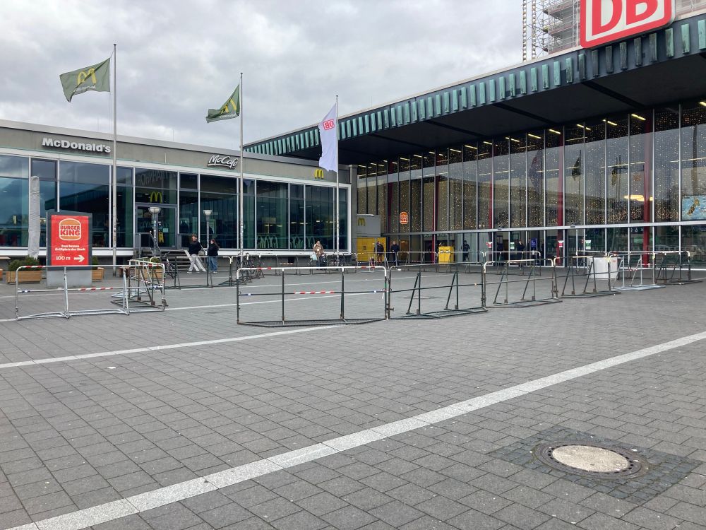 Ein mit Hamburger Gittern abgesperrter Bereich vor dem Braunschweiger Hauptbahnhof. Dort soll der rechte aufmarsch starten, der Bereich ist aber noch menschenleer