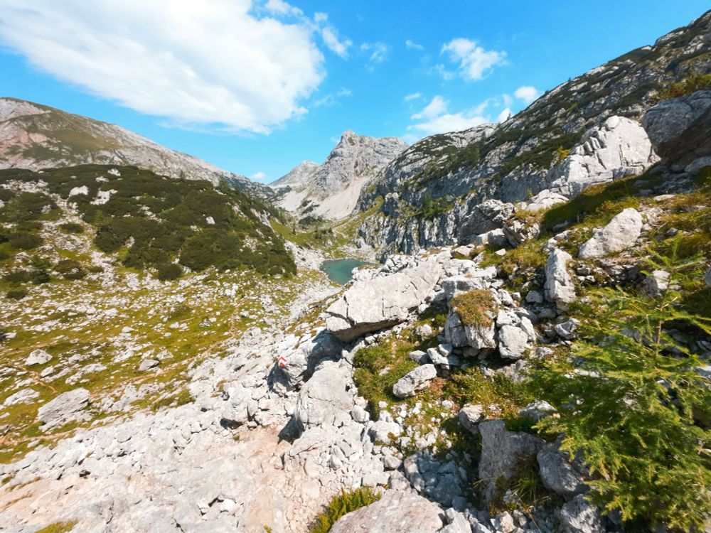 Blick über eine steinerne Berglandschaft auf den blauen Seeleinsee hinab
