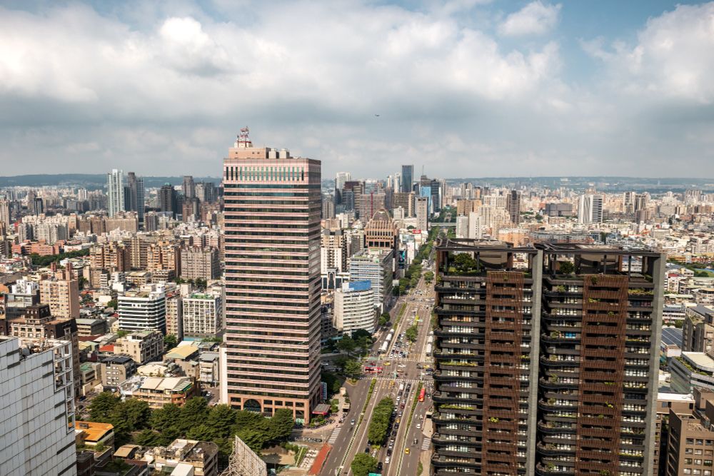 Looking west along Taiwan Boulevard. The ridge on the skyline is Dadushan.
