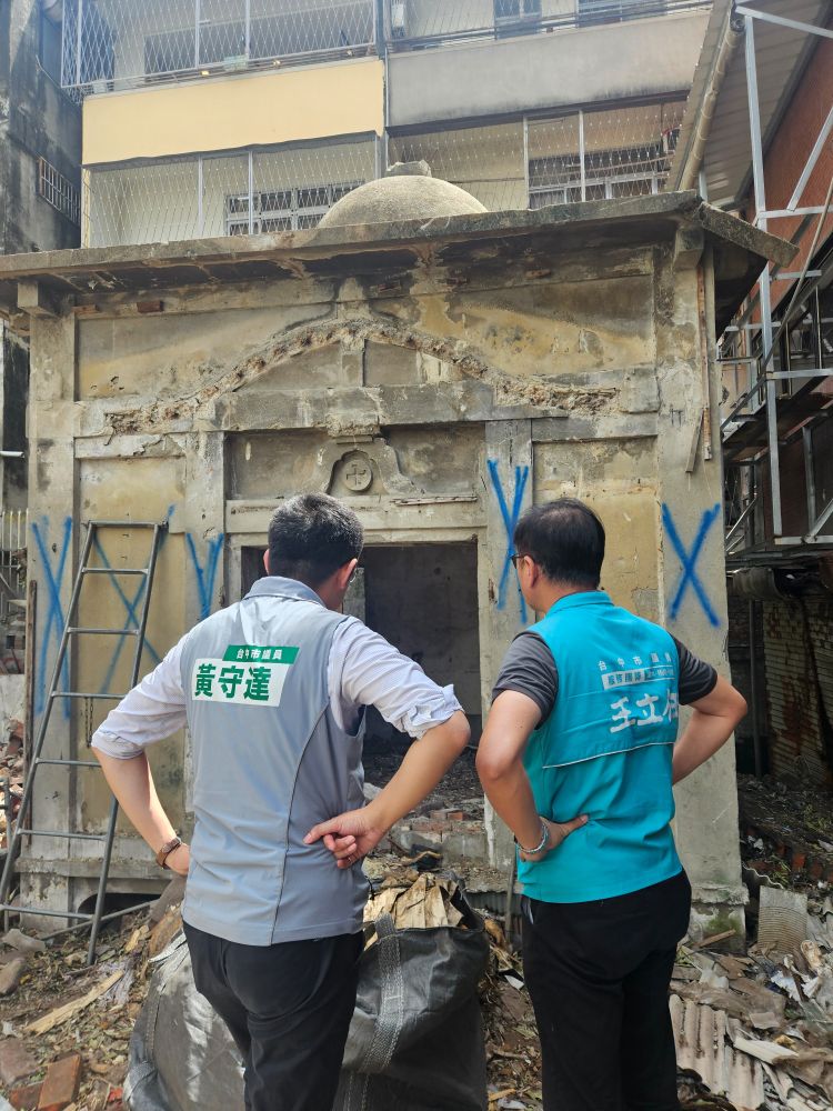 Taichung city councilors conferring outside a newly unearthed building.