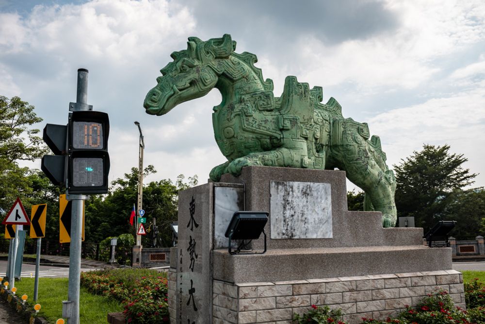 Green dragon sculpture on the bridge pylon leading into Dongshih.