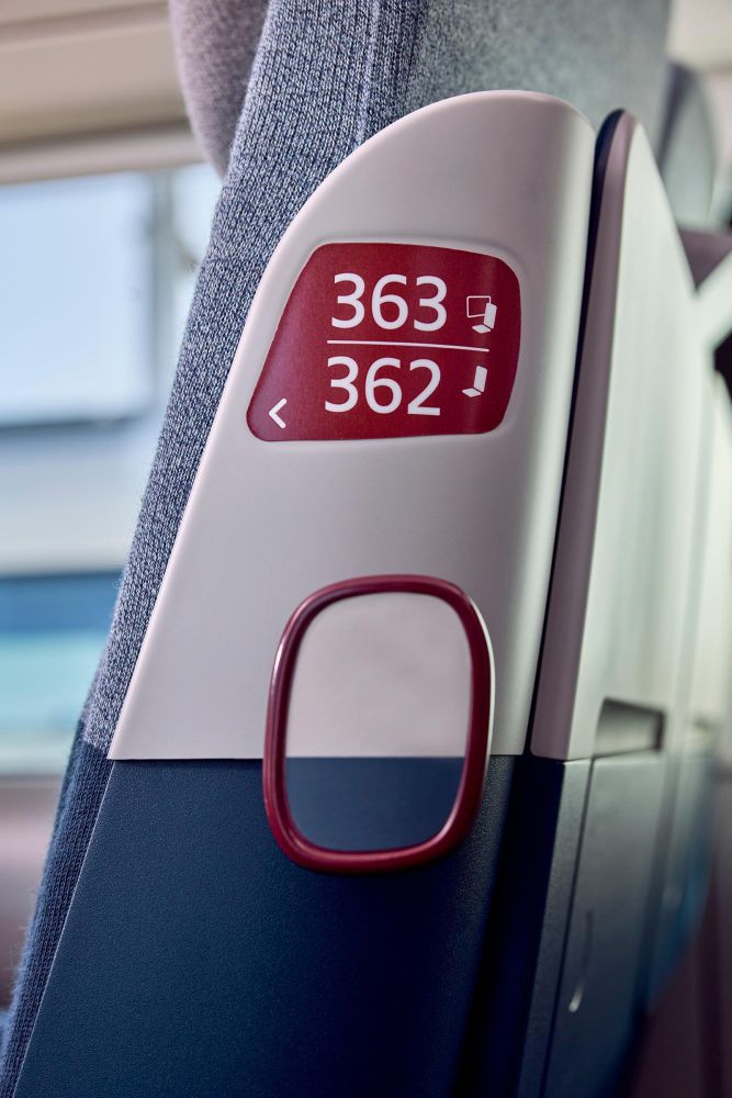 Le pictogramme concernant la numérotation des places dans les rames des futurs TGV M. La place 363 est désignée par un siège à côté d'une fenêtre et la 362 par un siège sans fenêtre.