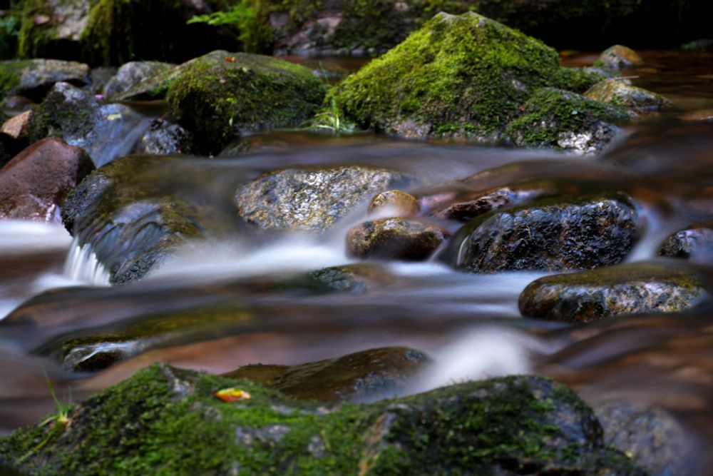Langzeitbelichtungen bei den Allerheiligen Wasserfällen im Nordschwarzwald, das Wasser sieht aus wie gefroren.