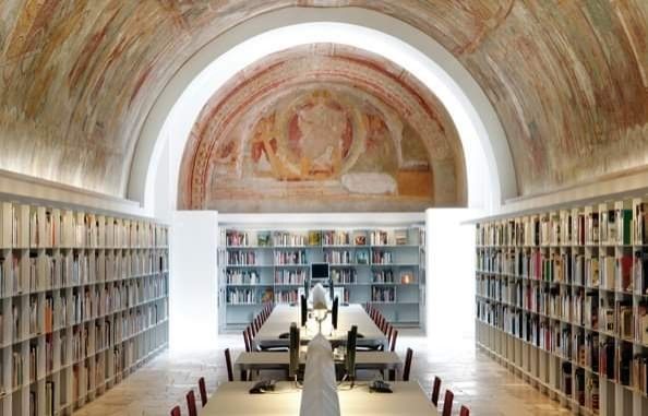 Salle d'étude et de lecture de la cité de l'architecture à Paris palais de Chaillot. Le plafond reproduit les peintures romanes de la voûte de l'église de Saint savin dans la Vienne classée au patrimoine de l'humanité de l'UNESCO
