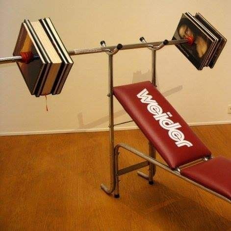 Banc de musculation mais à la place des poids et altères il y a des livres aux extrémités de la barre d'altérophilie. Métaphore de musclez votre culture par la lecture de livres