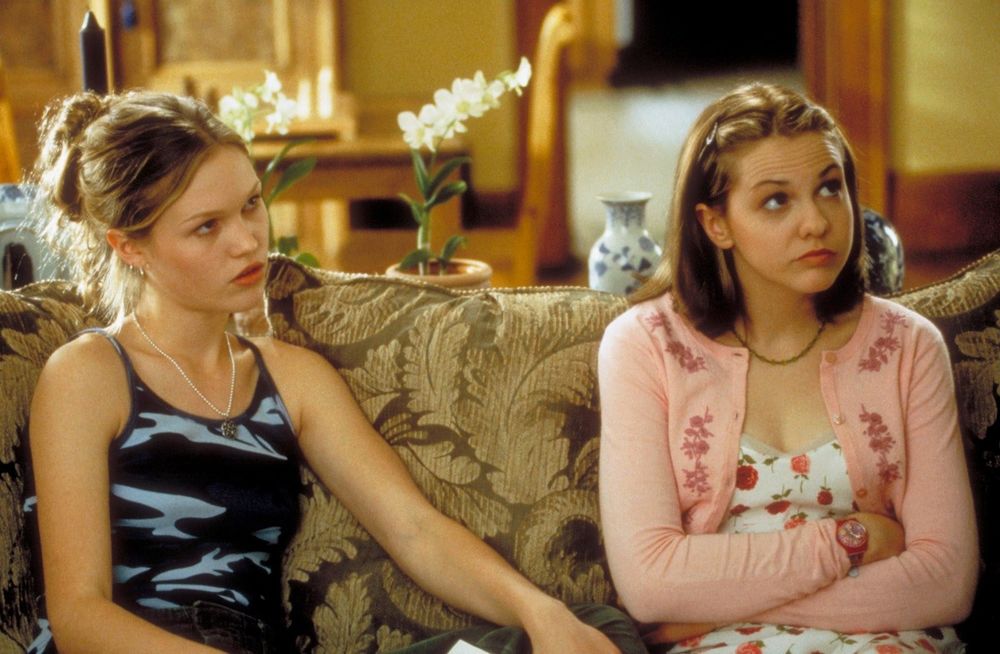 Julia Stiles and Laris Oleynik in 10 THINGS I HATE ABOUT YOU [1999]