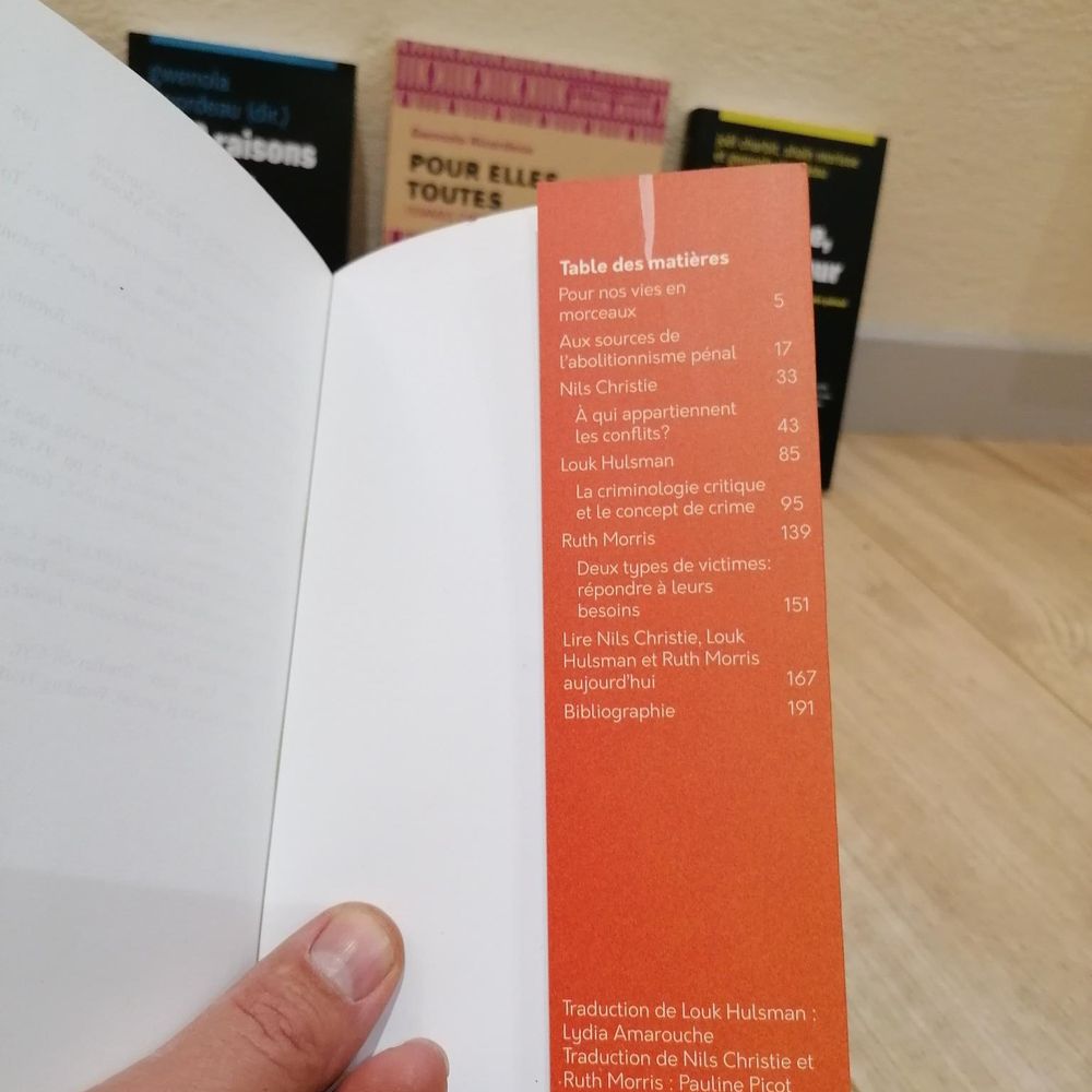 Livre ouvert avec "Table des matieres": •	Pour nos vies en morceaux
•	Aux sources de l’abolitionnisme pénal
•	Nils Christie, « À qui appartiennent les conflits ? »
•	Louk Hulsman, « La criminologie critique et le concept de crime »
•	Ruth Morris, « Deux types de victimes : Répondre à leurs besoins »
•	Lire Nils Christie, Louk Hulsman et Ruth Morris aujourd’hui
•	Bibliographies de Nils Christie, Louk Hulsman et Ruth Morris
Traductions par Lydia Amarouche et Pauline Picot