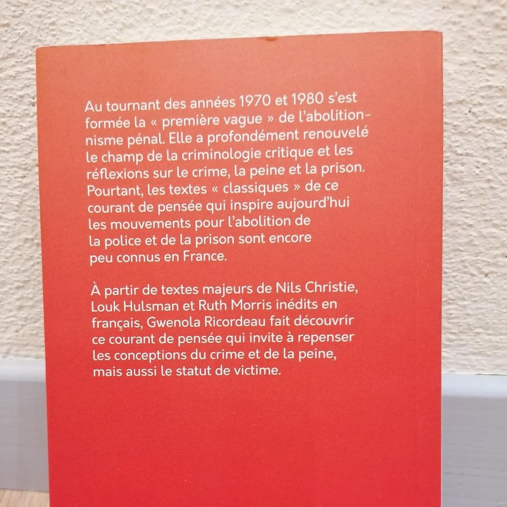 couverture de dos: "4e de couv’

Au tournant des années 1970 et 1980 s’est formée la « première vague » de l’abolitionnisme pénal. Elle a profondément renouvelé le champ de la criminologie critique et les réflexions sur le crime, la peine et la prison. Pourtant, les textes « classiques » de ce courant de pensée qui inspire aujourd’hui les mouvements pour l’abolition de la police et de la prison sont encore peu connus en France.
À partir de textes majeurs de Nils Christie, Louk Hulsman et Ruth Morris inédits en français, Gwenola Ricordeau fait découvrir ce courant de pensée qui invite à repenser les conceptions du crime et de la peine, mais aussi le statut de victime."

