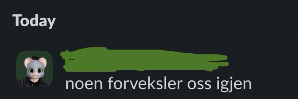 Skjermdump fra en melding på Slack: «noen forveksler oss igjen». Navn og profilbilde er sensurert.