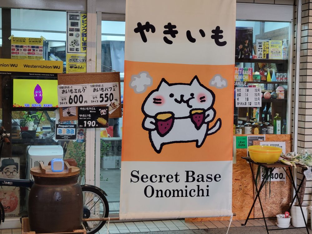 A drawing of a white cat eating sweet potatoes. 