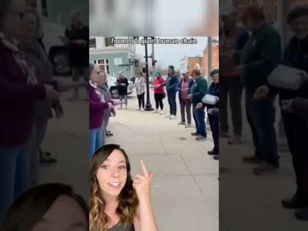 300 people form giant human chain to help bookstore move