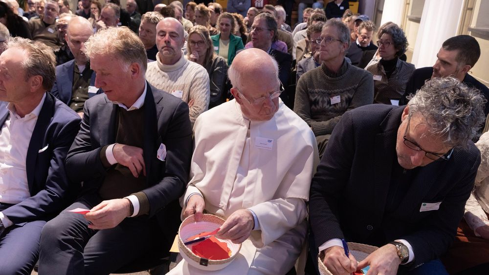 Geen geld maar handgeschreven ideeën in de donatiemandjes die rondgingen in de HolieHub