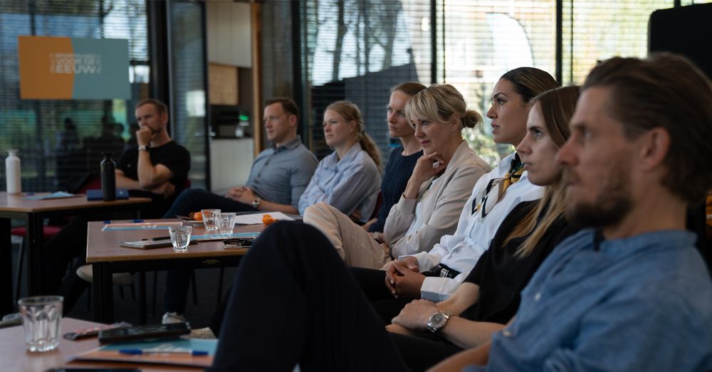 Deelnemers van Sportploeg voor de Eeuw luisteren aandacht op de eerste bijeenkomst naar sprekers als Rob Jetten