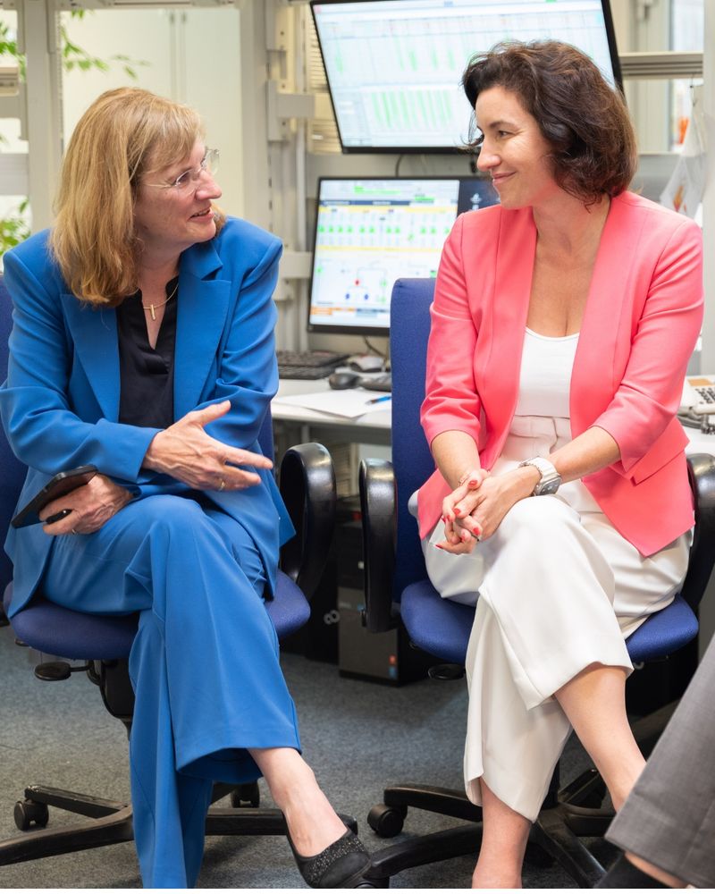 Federal Minister Bär (right) talking to Sibylle Günter, Scientific Director of the IPP, in the control room of ASDEX Upgrade.