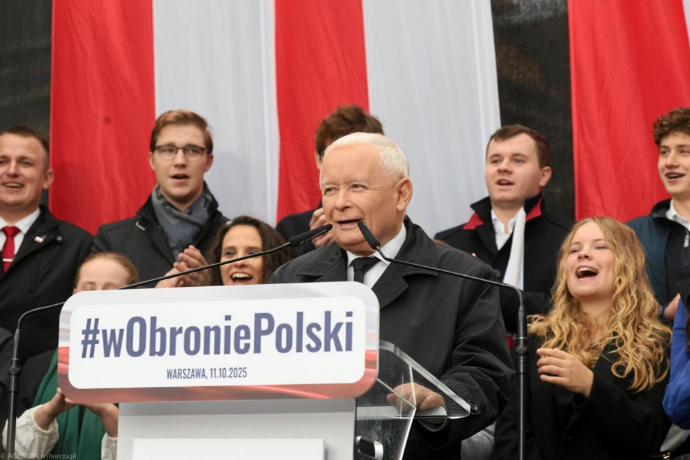 Kaczyński am Rednerpult, an welchen sich der Schriftzug "#wObroniePolski" befindet.