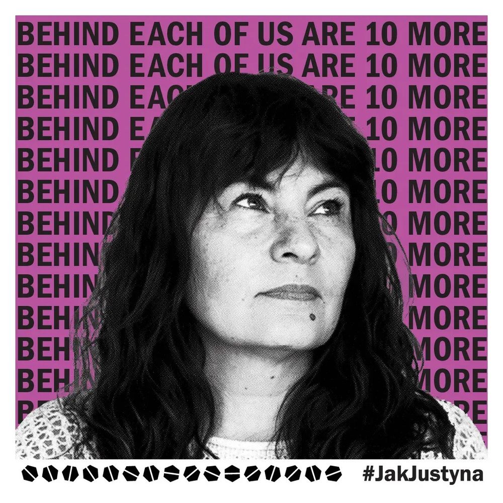 Porträt von Justyna vor einem pinken Hintergrund auf dem flächig wiederholt die Worte "Behind each of us are 10 more" steht.