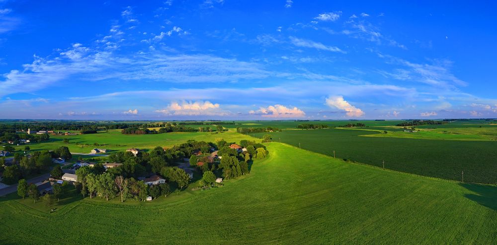 Those Thunderhead are like 150 miles away to southeast from my view
in SD to Cloud in IA