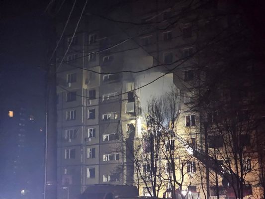 У Дніпрі пролунали вибухи: є пошкодження у багатоповерхівці. Повітряні сили ЗСУ повідомили про рух б