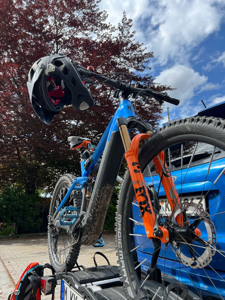 Schmutziges Mountainbike auf fahrradträger am Autoheck.