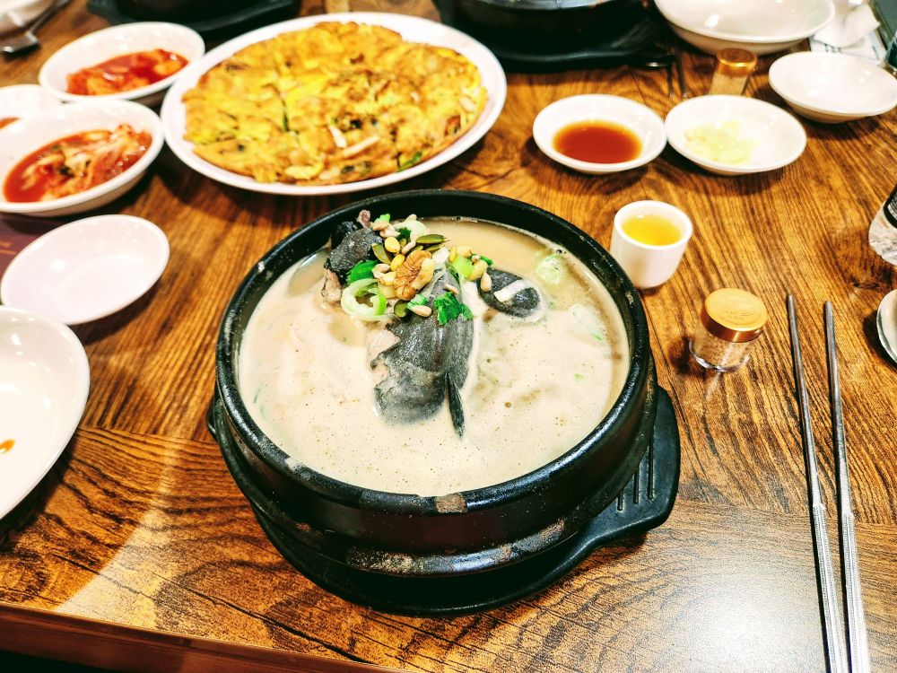 Black chicken and ginseng soup