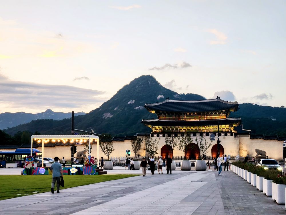 Entrance for the central historical palace in Seoul with mountains in the backgound.