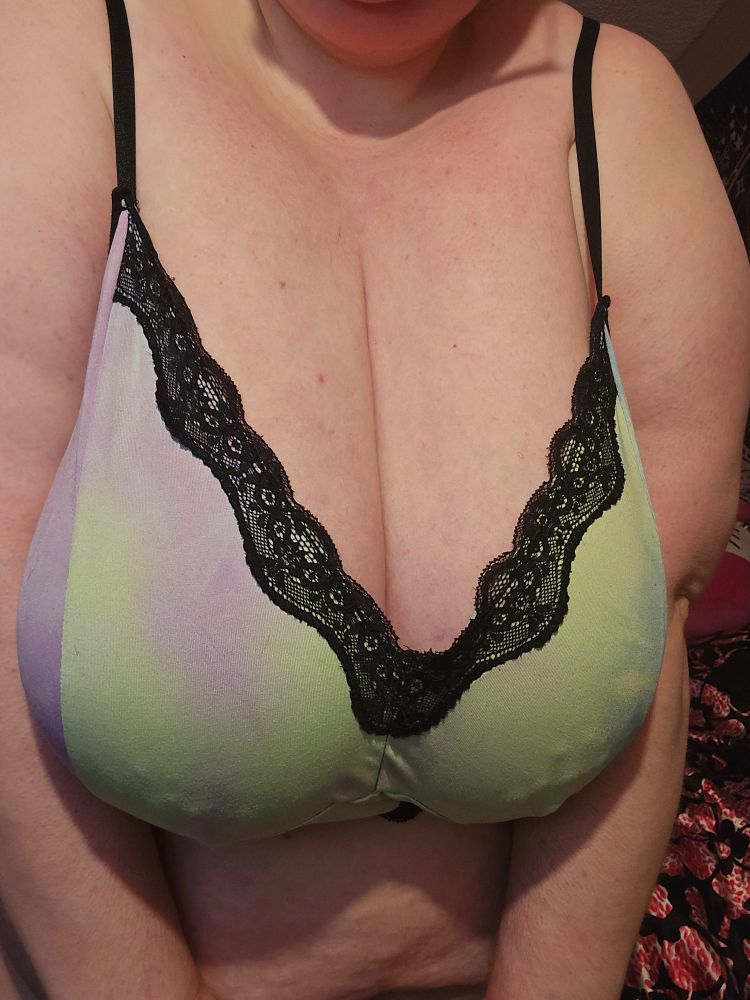 Bunnys big j cups in tiedye bra w black lace trim. Nipples can be seen poking through the thin fabric 