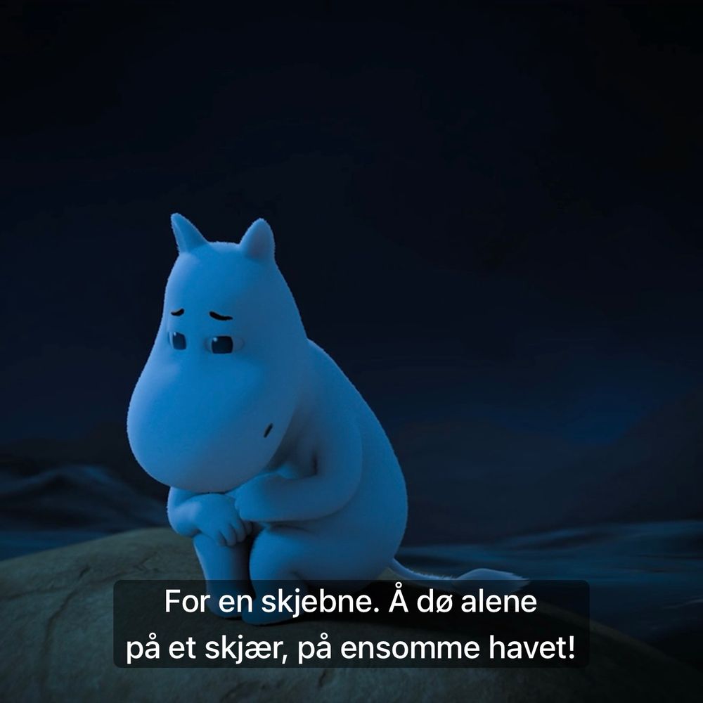 Mummitrollet sitter på et skjær og ser miserabel ut og sier: «For en skjebne. Å dø alen på et skjær, på ensomme havet!»