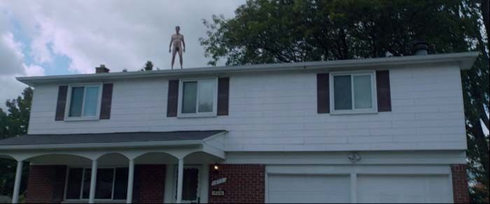 It Follows (2014) man on roof of a white house, but not Trump on the White House
