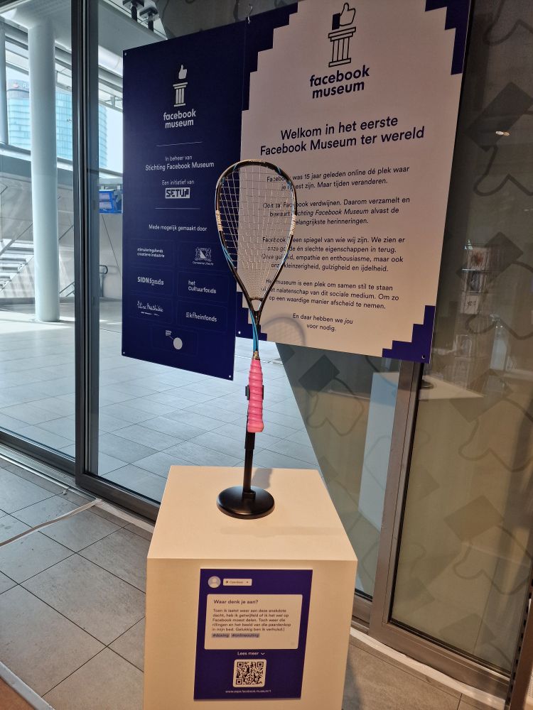 museum

In beheer van Stichting Facebook Museum

Een initiatief van SETUN

Mede mogelijk gemaakt door

stimuleringsfonds creatieve industrie

Gemeente Utrecht

SIDN fonds

het Cultuurfonds

Wire Mathibue

Ekfheinfonds

Welkom in het eerste Facebook Museum ter wereld

Facebox was 15 jaar geleden online dé plek waar jeest zijn. Maar tijden veranderen.

Ooit za Facbook verdwijnen. Daarom verzamelt en bewaart lichting Facebook Museum alvast de Belangrijkste herinneringen.

Facebook een spiegel van wie wij zijn. We zien er onze gode én slechte eigenschappen in terug. Onze gulleid, empathie en enthousiasme, maar ook onz kleinzerigheid, gulzigheid en ijdelheid.

Homuseum is een plek om samen stil te staan Wiet nalatenschap van dit sociale medium. Om zo op een waardige manier afscheid te nemen.

En daar hebben we jou