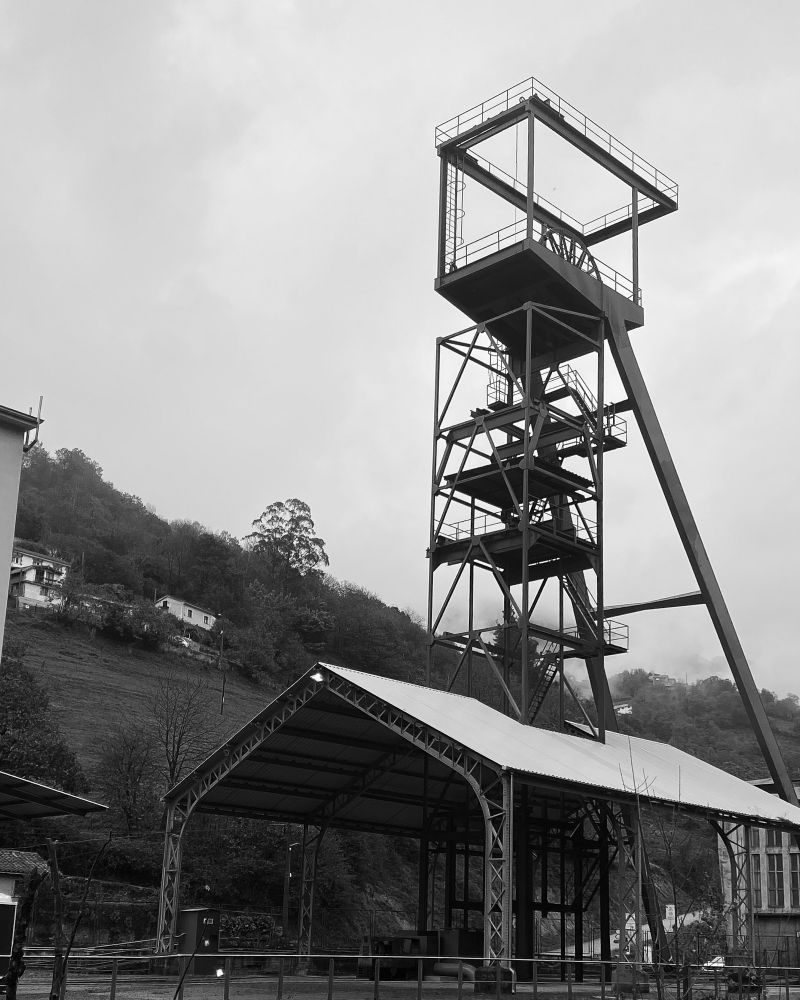 Se trata de una imagen en blanco y negro en la que se ve el castillete del pozo minero Santa Bárbara.
