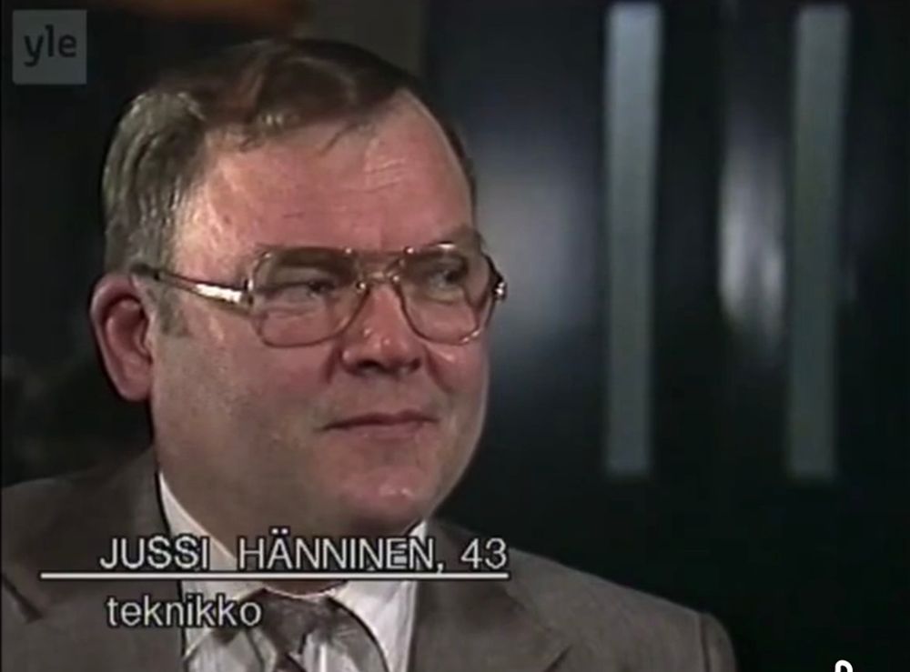 Ruutukaappaus TV:stä. Kuvassa tukevasti keski-ikäisen näköinen mies, tekstinä ”Jussi Hänninen, 43. Tekniklo”