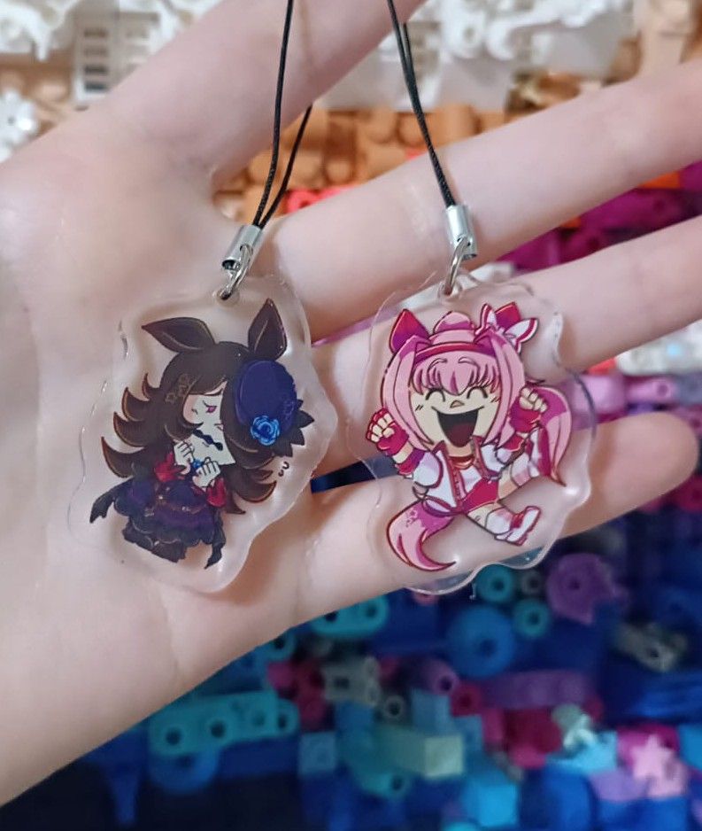 2 phone charms, the characters are Rice Shower and Haru Urara