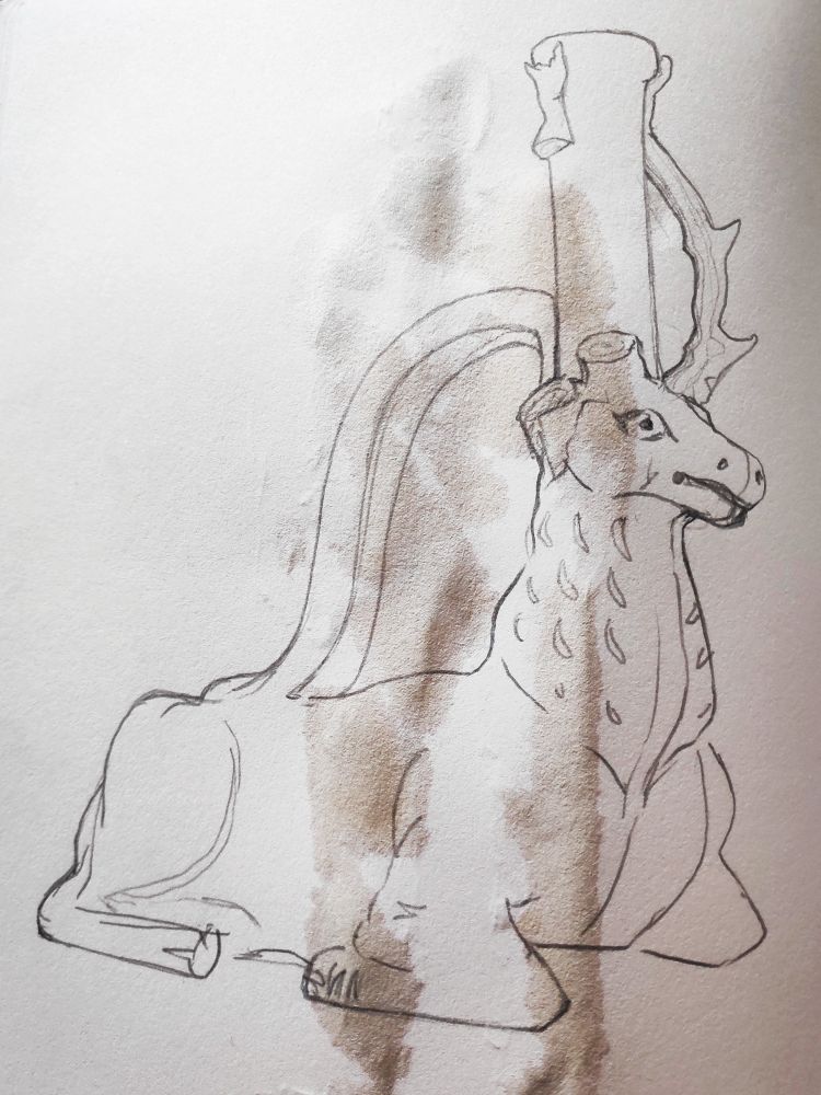 Croquis d'observation accidenté d'un petit vase de céramique en forme de cerf. 