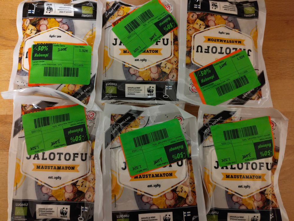 Kuusi alennuksessa ollutta Jalotofupakettia.