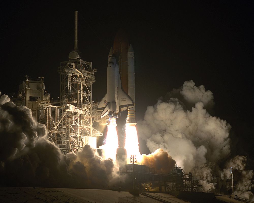 Night launch of the first Hubble Space Telescope servicing mission (pic:NASA)

