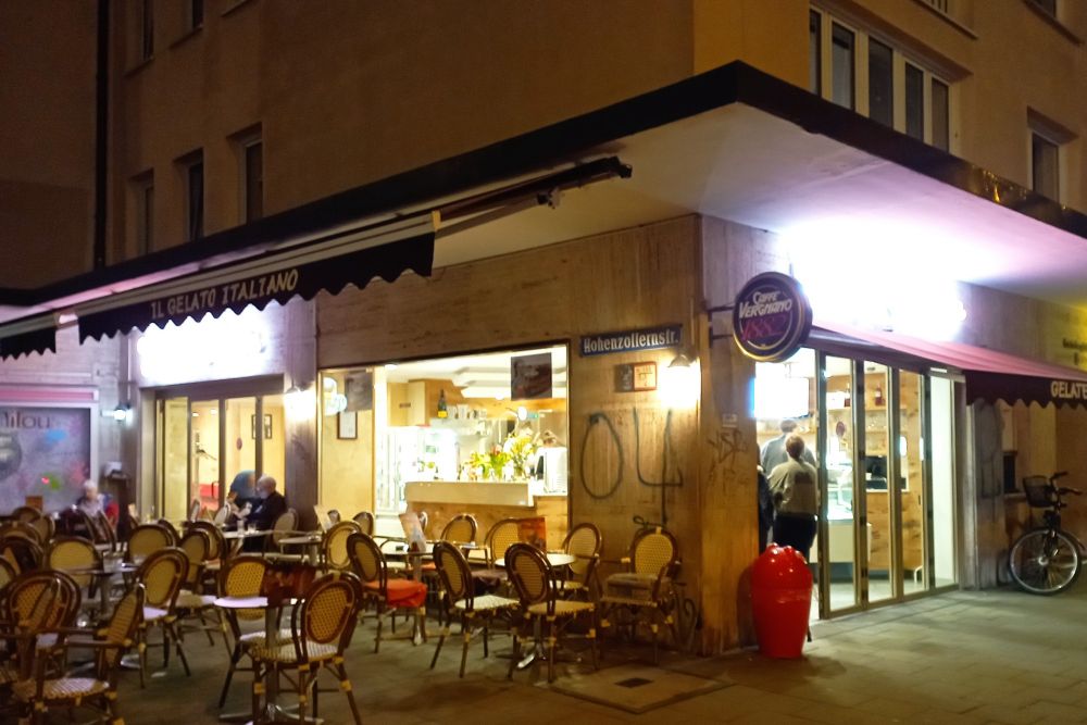 Venezia mit spärlich gefüllter Freischankfläche und etwas mehr Betrieb drinnen am Abend.