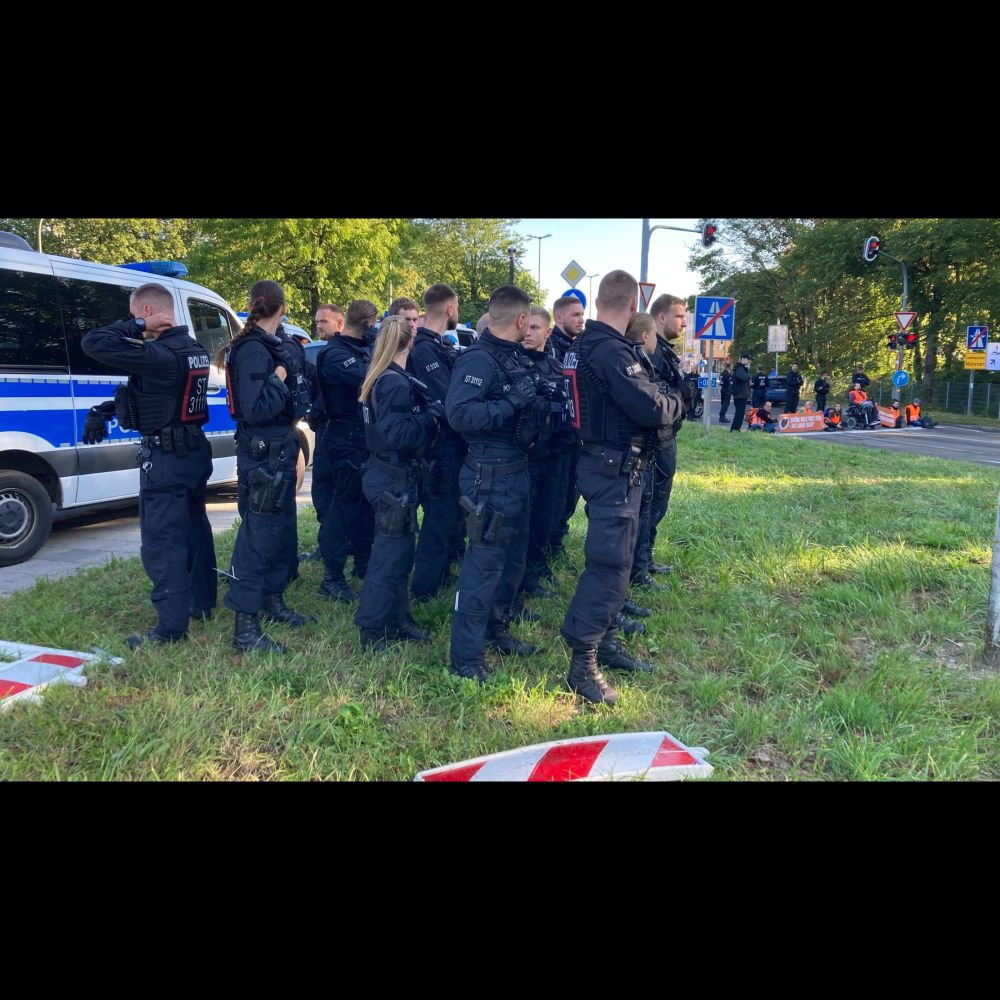 Mit Platzverweisen gedroht: Polizei behindert Pressearbeit bei Blockade der "Letzten Generation"